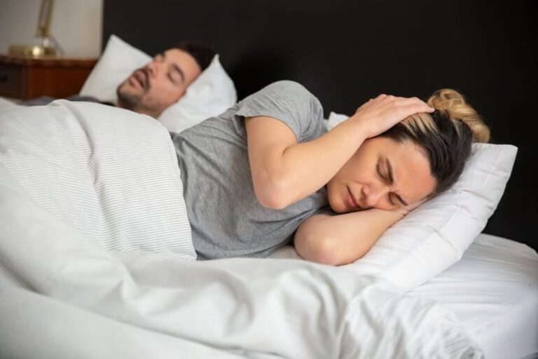 אדם נוחר תוך כדי שינה